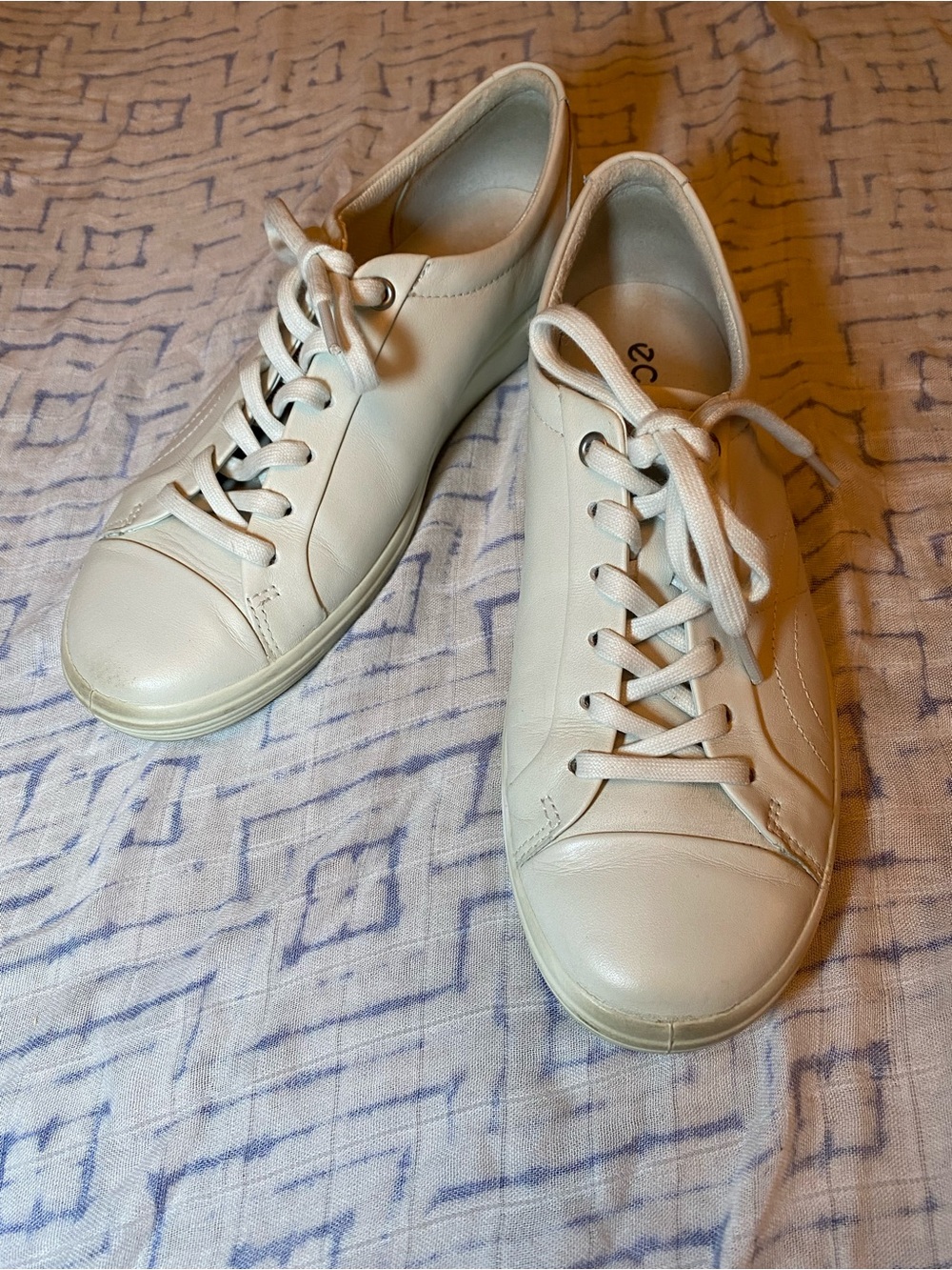 EUC Ecco Low Profile Women’s Leather Sneakers in Cream w/ Extra Width